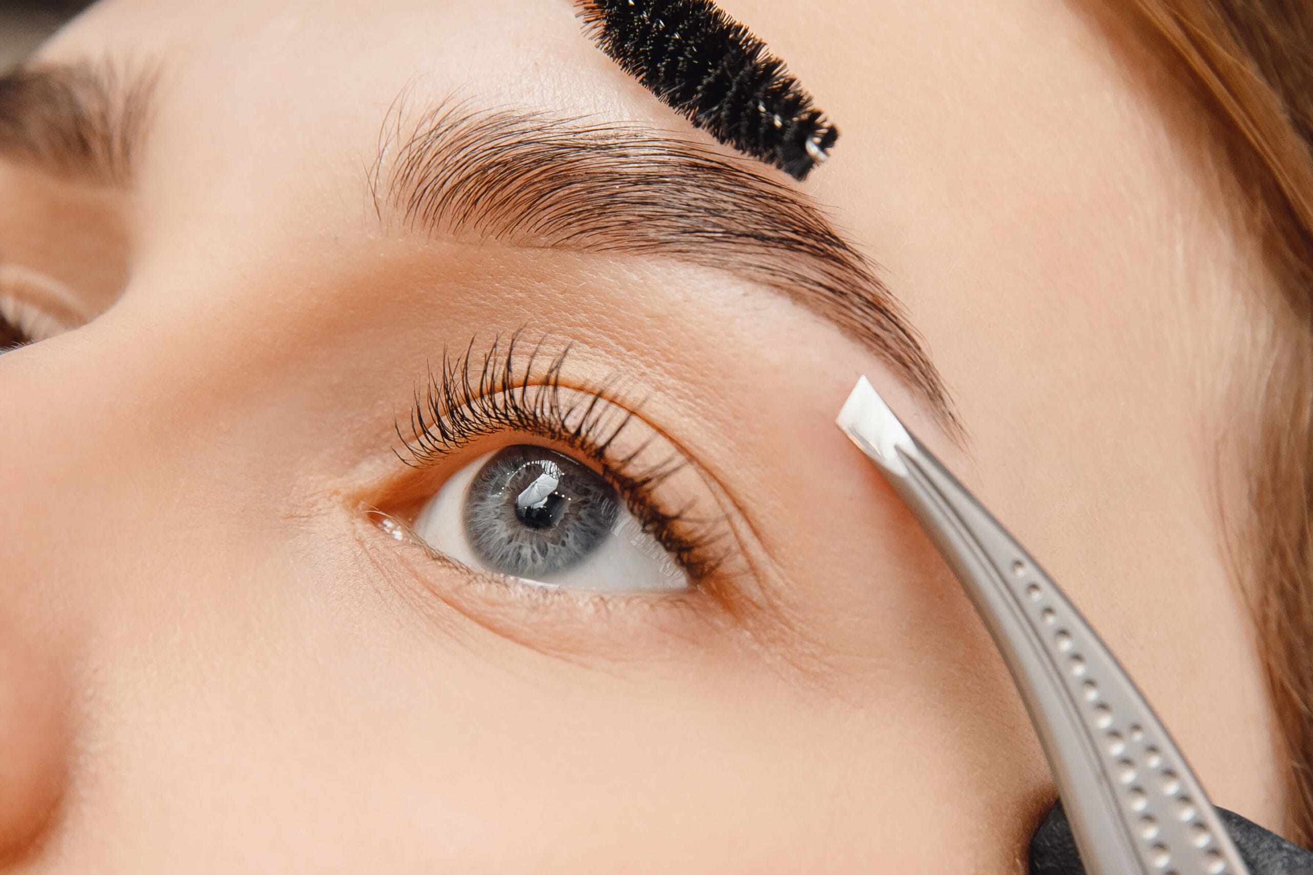 Depilación pinza Procedimiento de depilación de cejas con pinzas realizado por una profesional en el centro Rocío Martín Micropigmentación y Estética en Madrid; la técnica permite una definición precisa de la forma de las cejas respetando la piel sensible del rostro y asegurando un resultado limpio, uniforme y duradero.