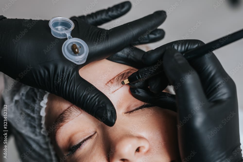 Microblading cara completa Procedimiento de microblading de cejas, aplicación de pigmento con técnica pelo a pelo en Rocío Martín Micropigmentación y Estética