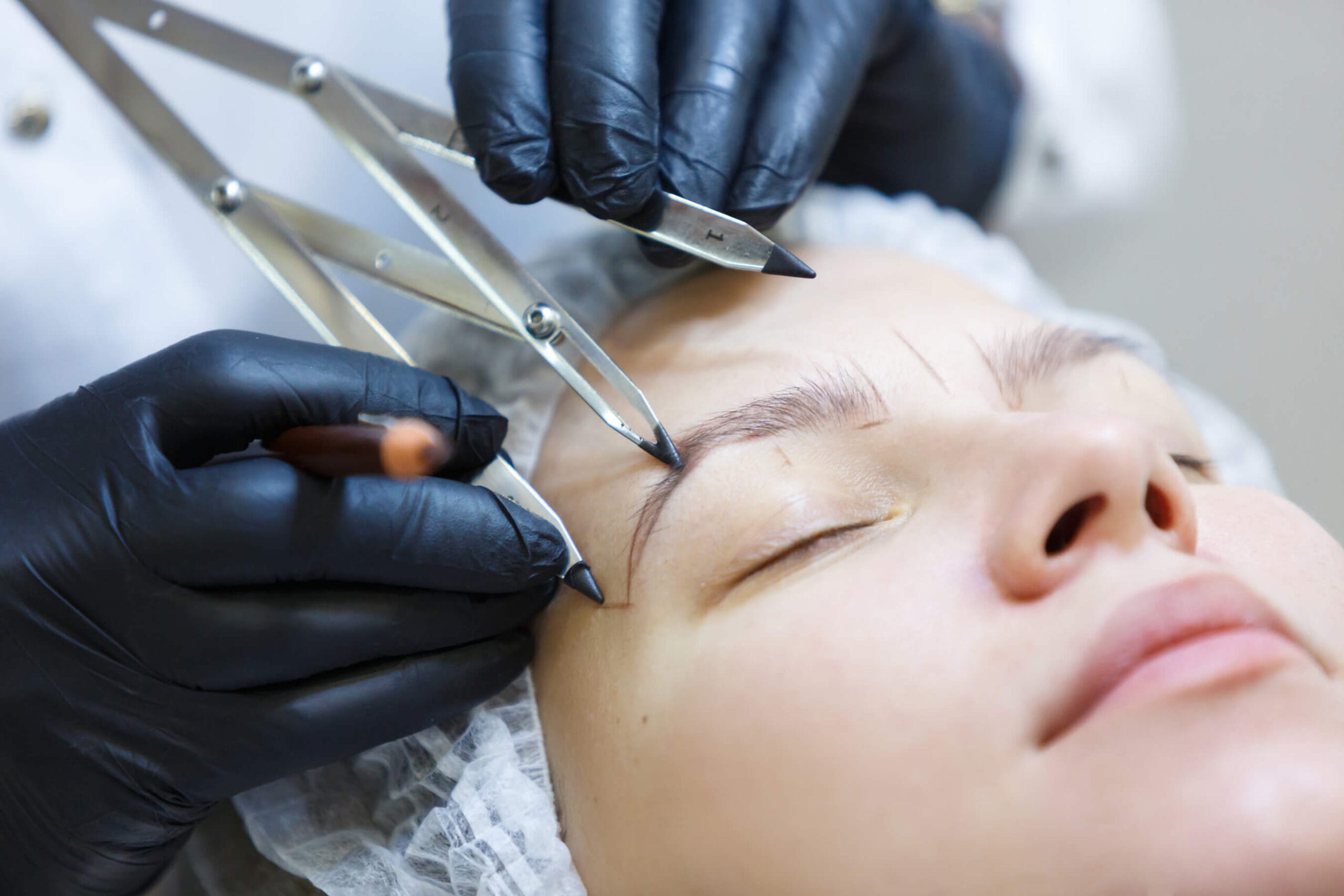 Microblading compás Medición y diseño de cejas con compás áureo antes del procedimiento de micropigmentación en Rocío Martín Micropigmentación y Estética