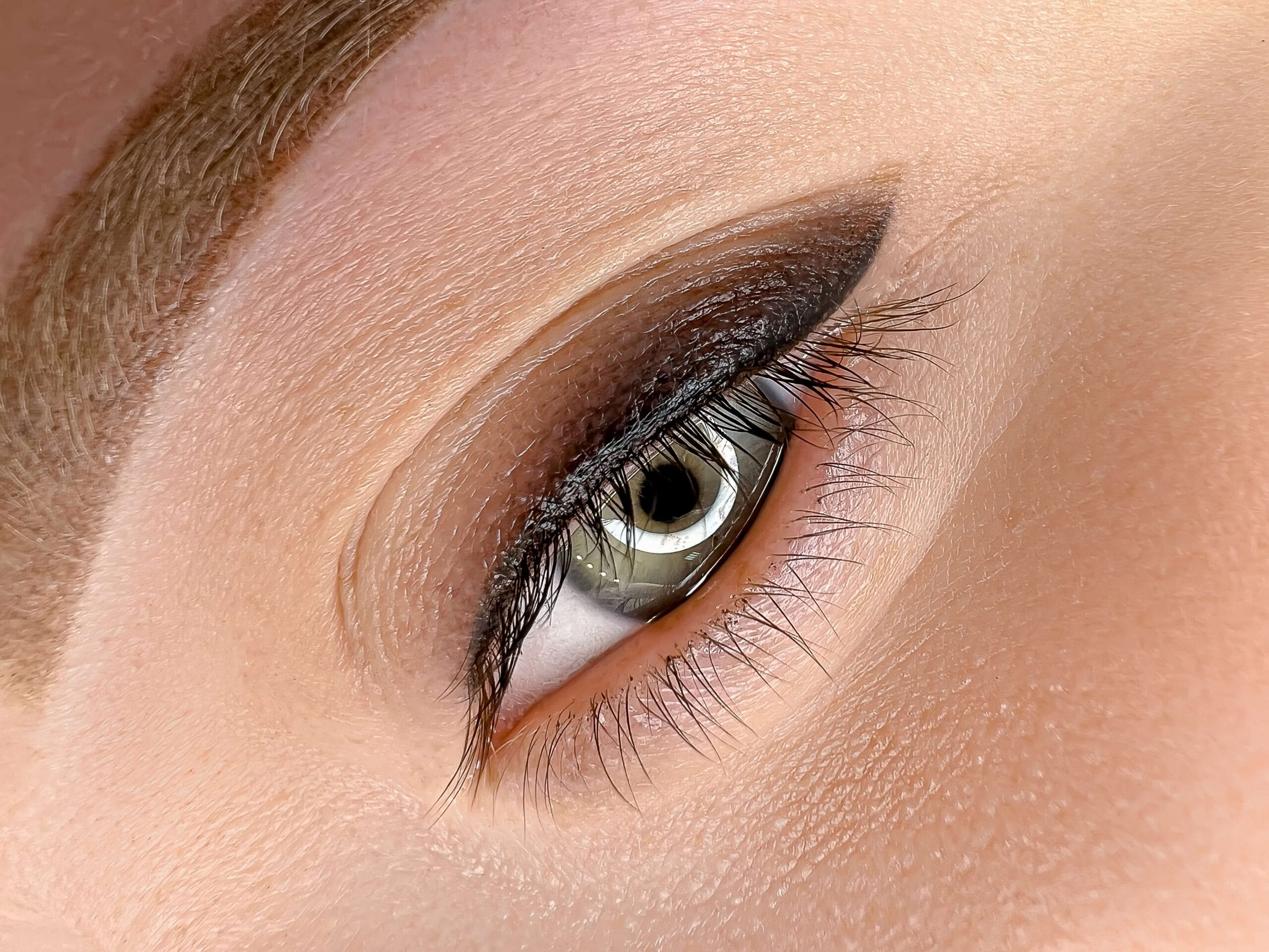 Micropigmentación Ojo de cerca Primer plano de ojo con eyeliner negro hecho con micropigmentación, ejemplo de delineado permanente en Rocío Martín Micropigmentación y Estética.