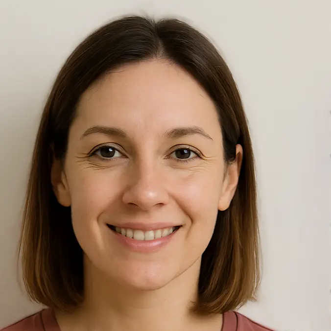 Antonela con Rejuvi Cliente sonriendo tras tratamiento de eliminación de micropigmentación con Rejuvi en centro Rocío Martín Micropigmentación y Estética Madrid