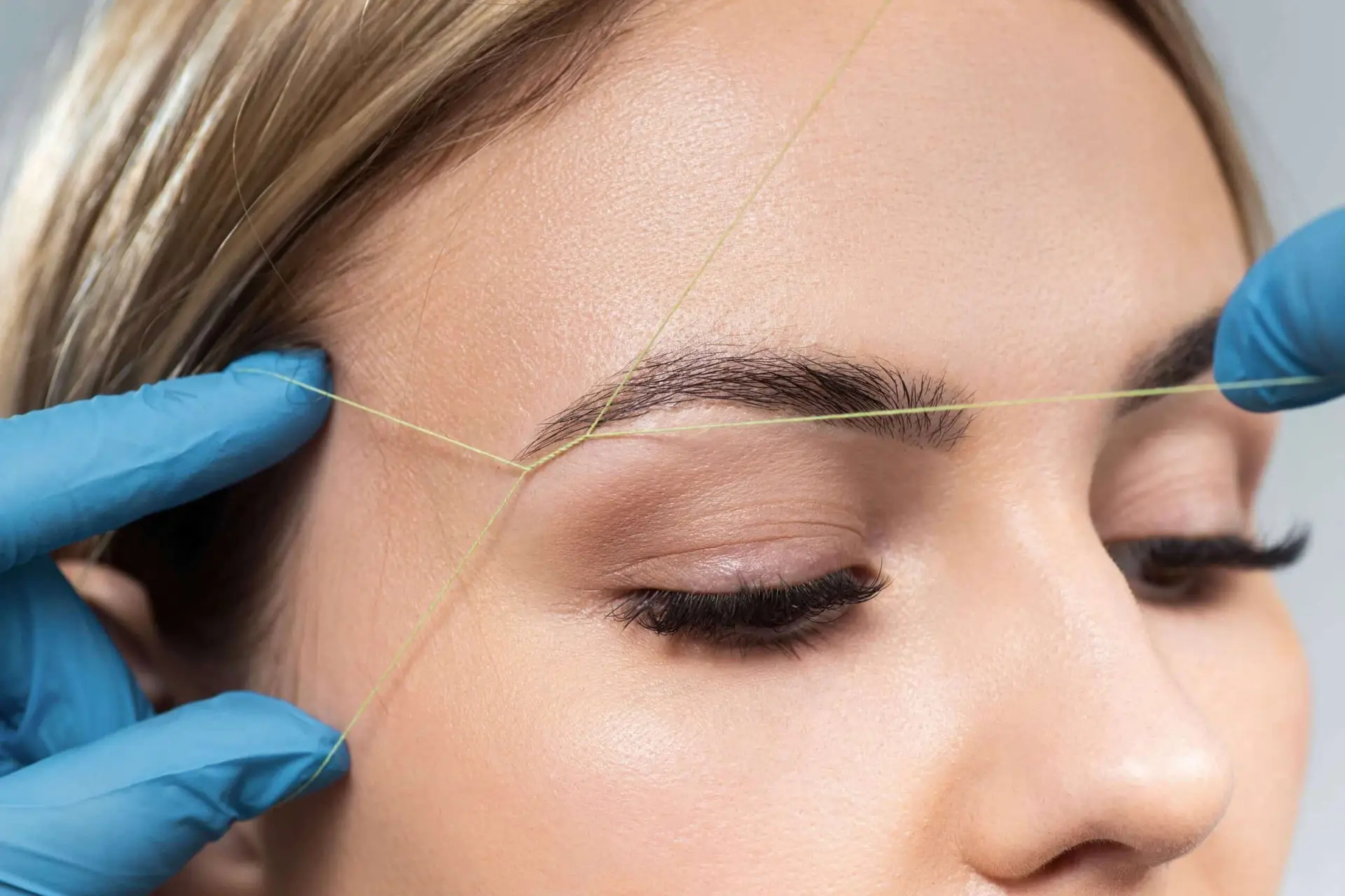 Depilacion de cejas con hilo Depilación de cejas con hilo realizada en centro Rocío Martín Micropigmentación y Estética Madrid