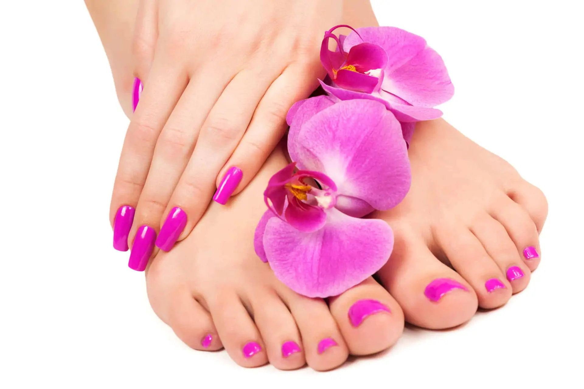 Resultados de manicura Manicura y pedicura con esmalte fucsia y decoración floral en centro Rocío Martín Micropigmentación y Estética Madrid