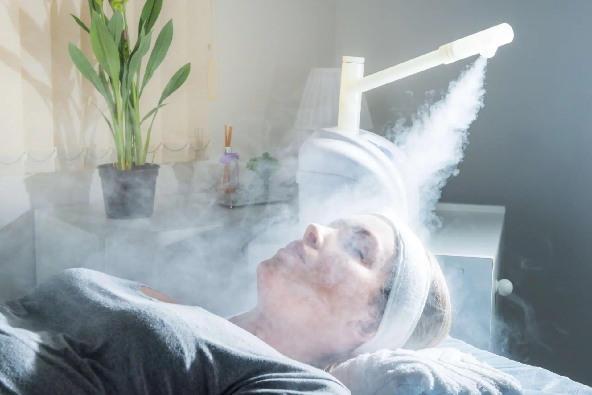 Tratamientos faciales coreanos Limpieza facial profesional con vapor en gabinete estético de Rocío Martín Micropigmentación y Estética Madrid