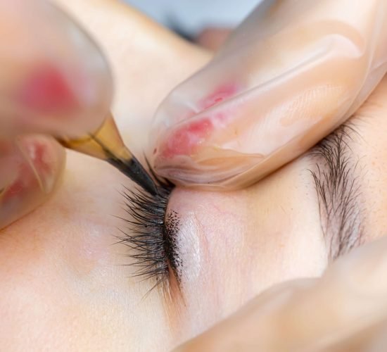 Tratamiento de micropigmentación de delineado de ojos con dermógrafo en Rocío Martín Micropigmentación y Estética; mano enguantada en rosa aplicando pigmento con precisión sobre el párpado
