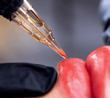 Micropigmentación de labios con aguja de precisión en centro Rocío Martín Micropigmentación y Estética en Madrid