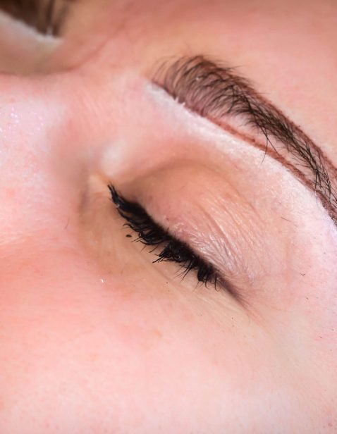 Preparación de la ceja con diseño previo y aplicación de anestesia tópica antes del procedimiento de micropigmentación en Rocío Martín Micropigmentación y Estética