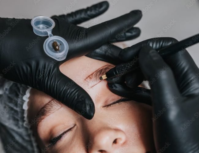 Procedimiento de microblading de cejas, aplicación de pigmento con técnica pelo a pelo en Rocío Martín Micropigmentación y Estética