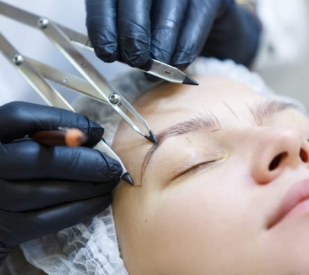 Medición y diseño de cejas con compás áureo antes del procedimiento de micropigmentación en Rocío Martín Micropigmentación y Estética