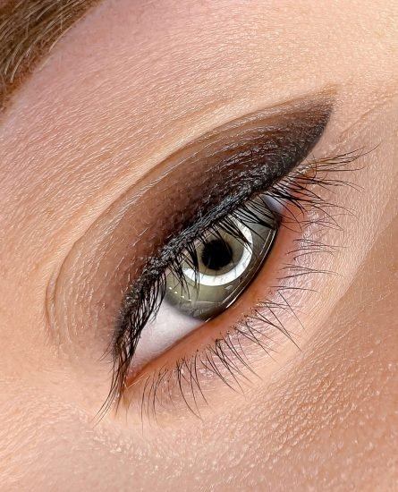 Primer plano de ojo con eyeliner negro hecho con micropigmentación, ejemplo de delineado permanente en Rocío Martín Micropigmentación y Estética.