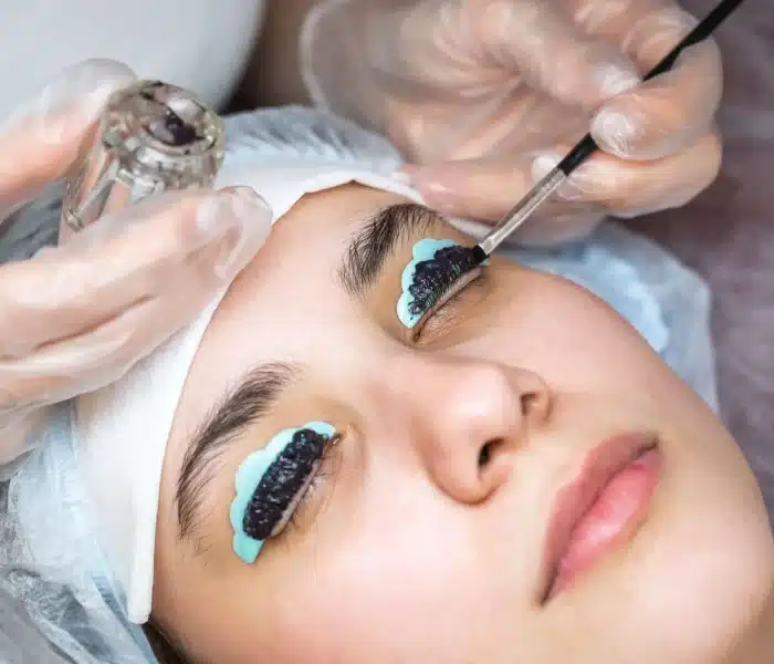 Aplicación de tinte en pestañas durante tratamiento de lifting en Rocío Martín Micropigmentación y Estética Madrid