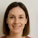 Cliente sonriendo tras tratamiento de eliminación de micropigmentación con Rejuvi en centro Rocío Martín Micropigmentación y Estética Madrid