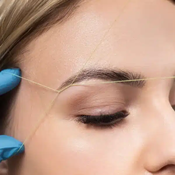 Depilación de cejas con hilo realizada en centro Rocío Martín Micropigmentación y Estética Madrid