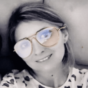 Clienta en blanco y negro con gafas grandes doradas y camiseta estampada, imagen para la sección de testimonios de Rocío Martín Micropigmentación y Estética.