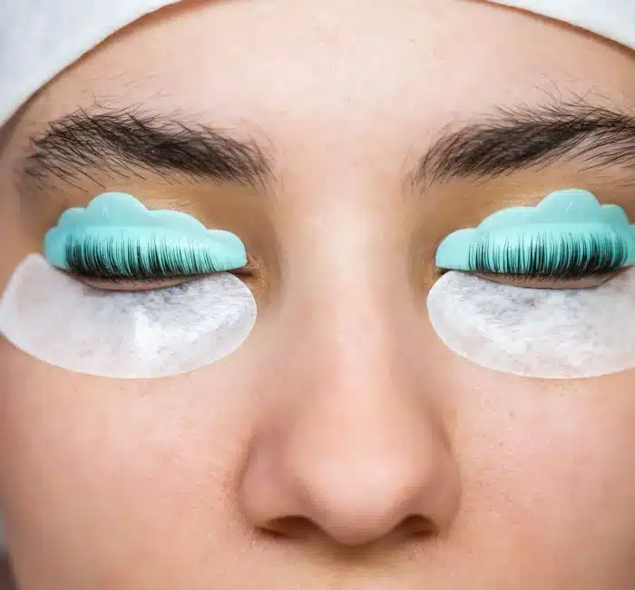 Lifting de pestañas con moldes de silicona y parches protectores en centro Rocío Martín Micropigmentación y Estética MadridRocío Martín Micropigmentación y Estética en Madrid"