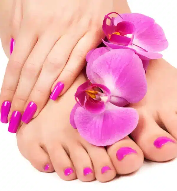 Manicura y pedicura con esmalte fucsia y decoración floral en centro Rocío Martín Micropigmentación y Estética Madrid