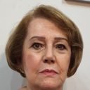 Clienta madura con cejas micropigmentadas y labios rosados, primer plano para la sección de testimonios de Rocío Martín Micropigmentación y Estética