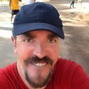 Cliente masculino con barba y gorra azul sonriendo, imagen para la sección “Otros Servicios” de Rocío Martín Micropigmentación y Estética