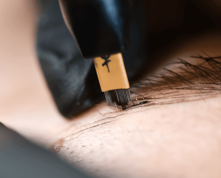 Técnica de microblading de cejas pelo a pelo con aguja profesional en centro Rocío Martín Micropigmentación y Estética en Madrid
