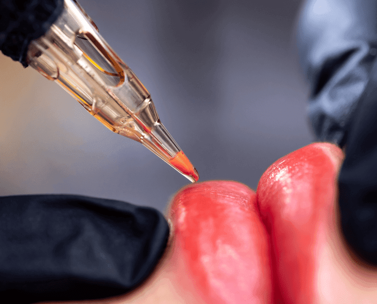 Micropigmentación de labios efecto acuarela con aguja de precisión en centro Rocío Martín Micropigmentación y Estética en Madrid