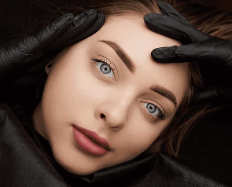 Resultado de micropigmentación de cejas efecto polvo, realizado en centro Rocío Martín Micropigmentación y Estética en Madrid