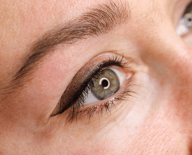 Micropigmentación de ojos estilo eyeliner clásico realizada en centro Rocío Martín Micropigmentación y Estética en Madrid
